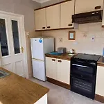 Home-sleeps 6 -private Garden 度假居