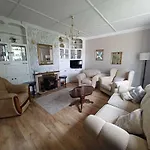 Home-sleeps 6 -private Garden 度假居 *