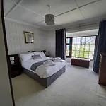 Home-sleeps 6 -private Garden *