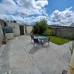 Home-sleeps 6 -private Garden 度假居 *