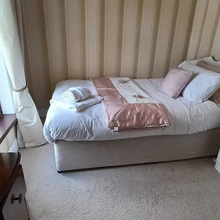 Nyaraló Home-sleeps 6 -private Garden *