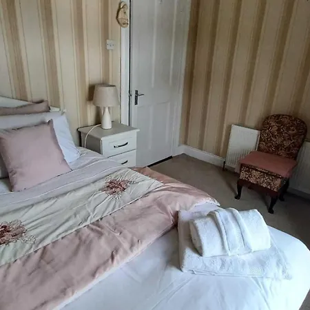 Home-sleeps 6 -private Garden