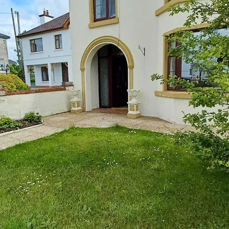 Home-sleeps 6 -private Garden Ferienhaus Abbeyfeale