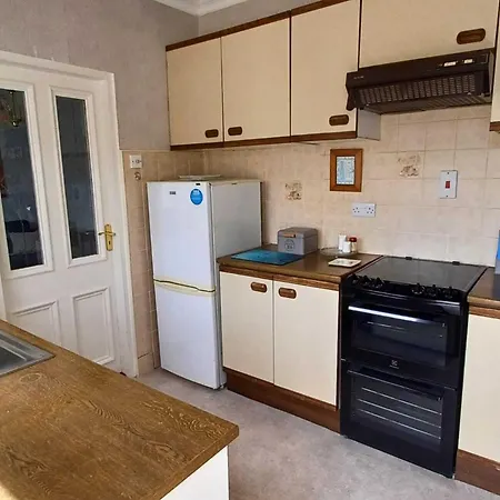 Home-sleeps 6 -private Garden 펜션