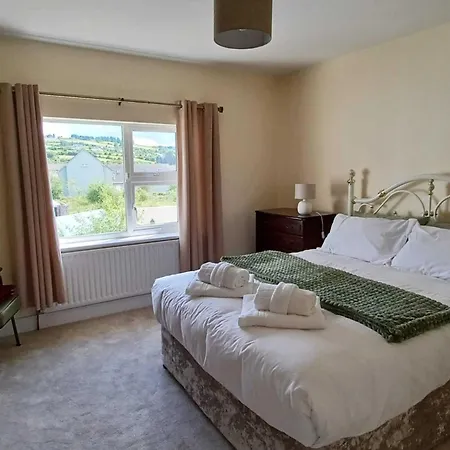 Home-sleeps 6 -private Garden Ferienhaus Abbeyfeale