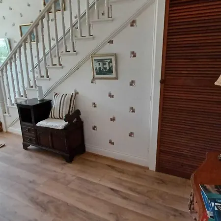 Home-sleeps 6 -private Garden Ferienhaus