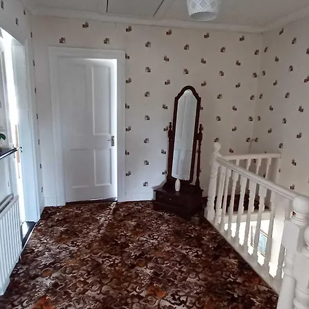 Home-sleeps 6 -private Garden