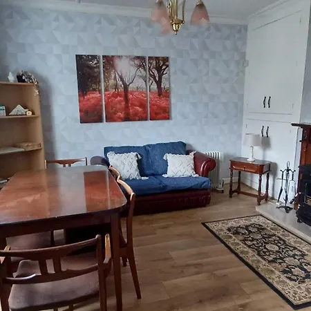 Home-sleeps 6 -private Garden Ferienhaus