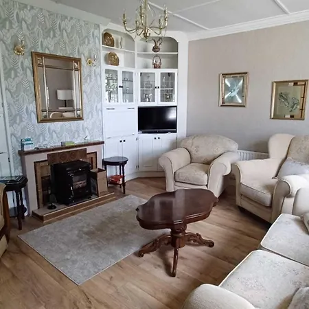 Ferienhaus Home-sleeps 6 -private Garden