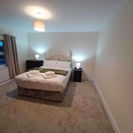 Home-sleeps 6 -private Garden Ferienhaus