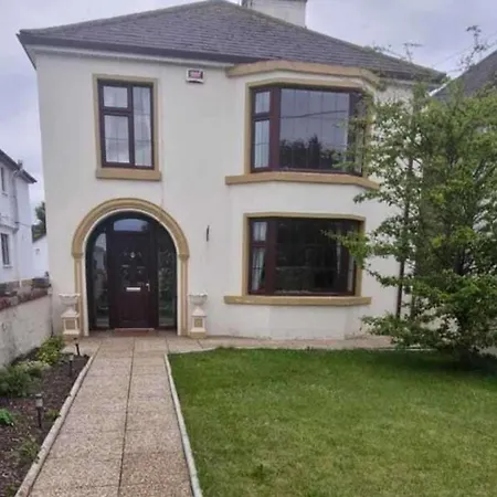 Ferienhaus Home-sleeps 6 -private Garden