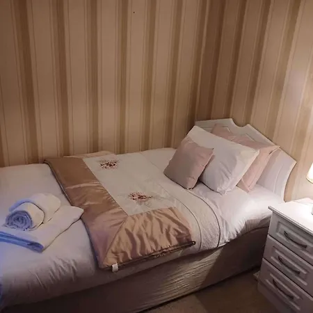 Home-sleeps 6 -private Garden Ferienhaus *