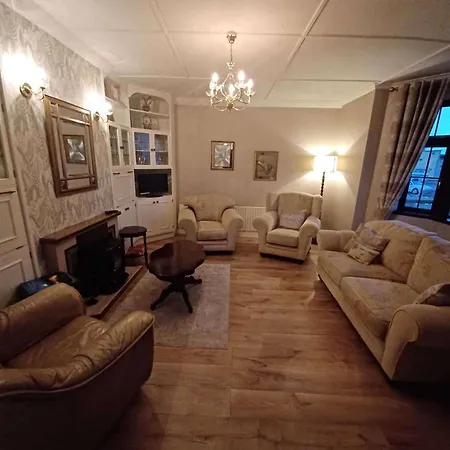 Home-sleeps 6 -private Garden * Abbeyfeale