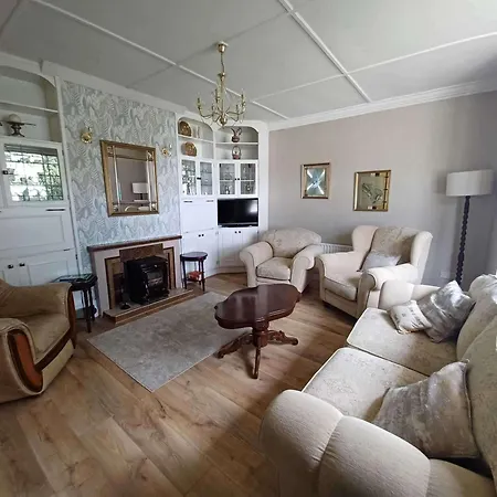 Home-sleeps 6 -private Garden *