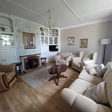 Ferienhaus Home-sleeps 6 -private Garden *