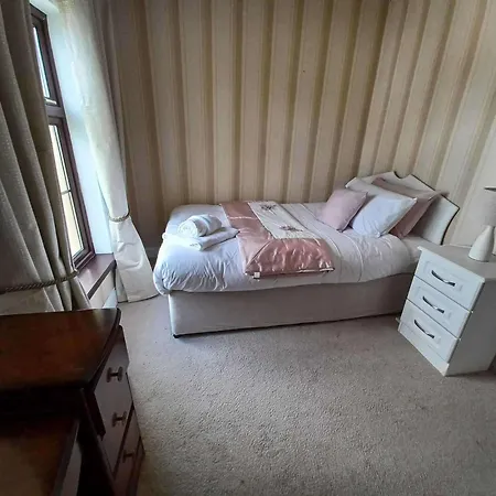 Home-sleeps 6 -private Garden * Abbeyfeale