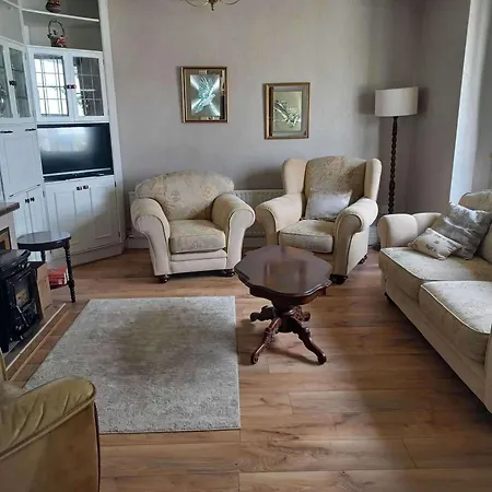 Home-sleeps 6 -private Garden