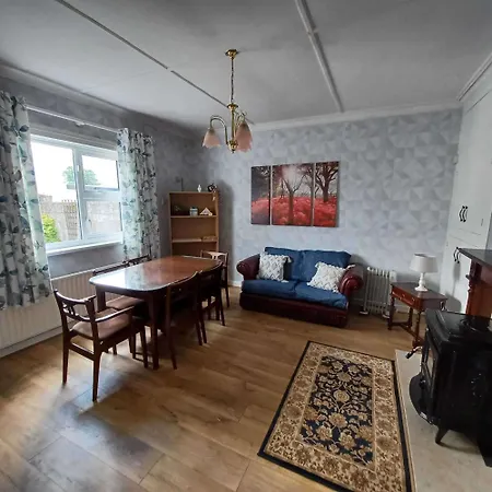 Home-sleeps 6 -private Garden 펜션