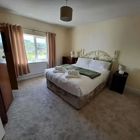 Ferienhaus Home-sleeps 6 -private Garden