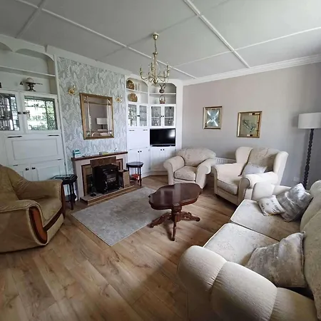 Home-sleeps 6 -private Garden Ferienhaus *