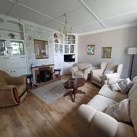 Home-sleeps 6 -private Garden * Abbeyfeale