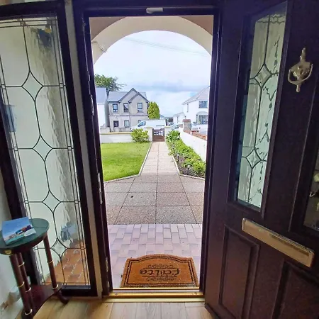 Home-sleeps 6 -private Garden