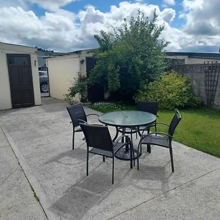 Casa de Férias Home-sleeps 6 -private Garden Abbeyfeale