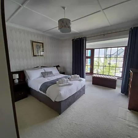 Home-sleeps 6 -private Garden *