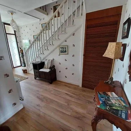 펜션 Home-sleeps 6 -private Garden