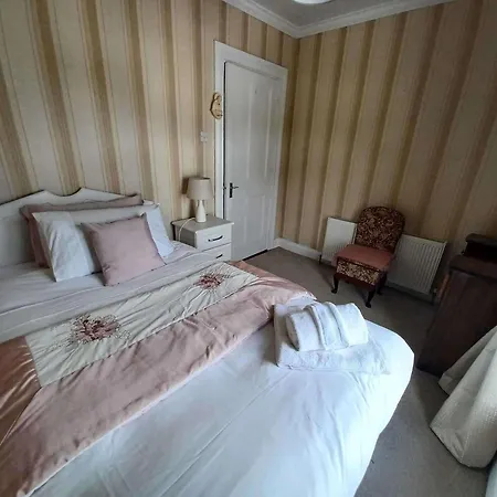 Home-sleeps 6 -private Garden Ferienhaus *