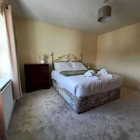 Ferienhaus Home-sleeps 6 -private Garden *