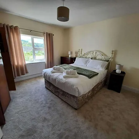 Home-sleeps 6 -private Garden * Abbeyfeale