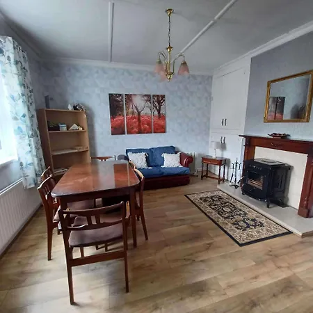 Home-sleeps 6 -private Garden