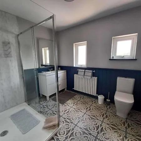 Home-sleeps 6 -private Garden Ferienhaus *