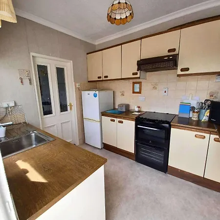 Home-sleeps 6 -private Garden 펜션