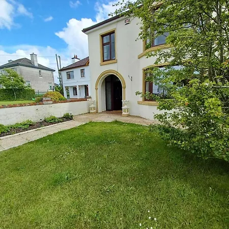 - Sleeps 6 - Convenient Location Holiday home