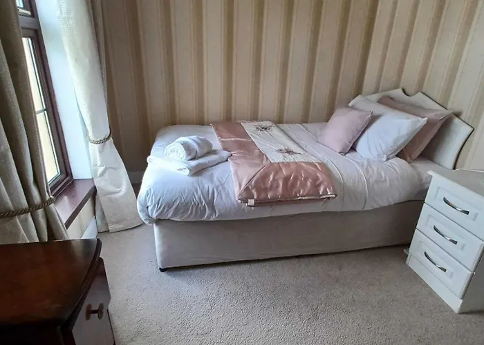 Nyaraló Home-sleeps 6 -private Garden *