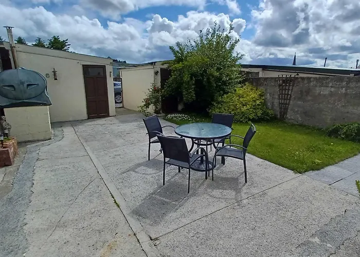 Home-sleeps 6 -private Garden * Abbeyfeale