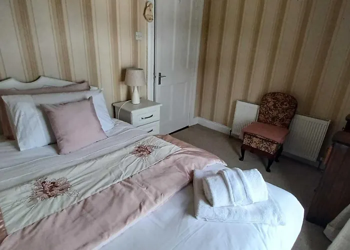 Home-sleeps 6 -private Garden