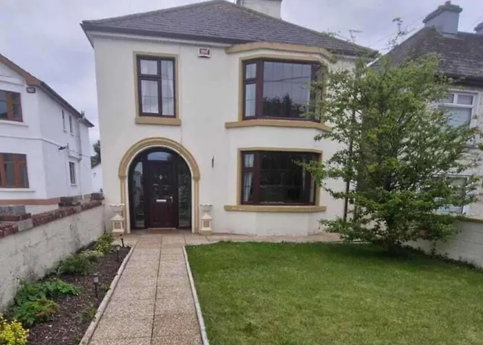 Nyaraló Home-sleeps 6 -private Garden