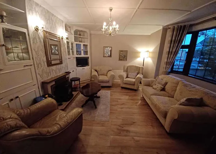 Home-sleeps 6 -private Garden * Abbeyfeale