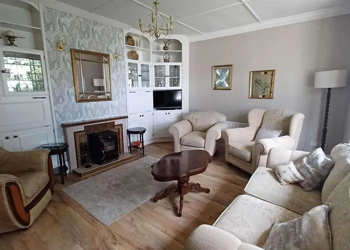 Home-sleeps 6 -private Garden *