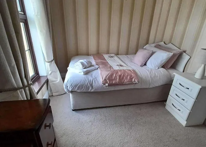 Home-sleeps 6 -private Garden * Abbeyfeale