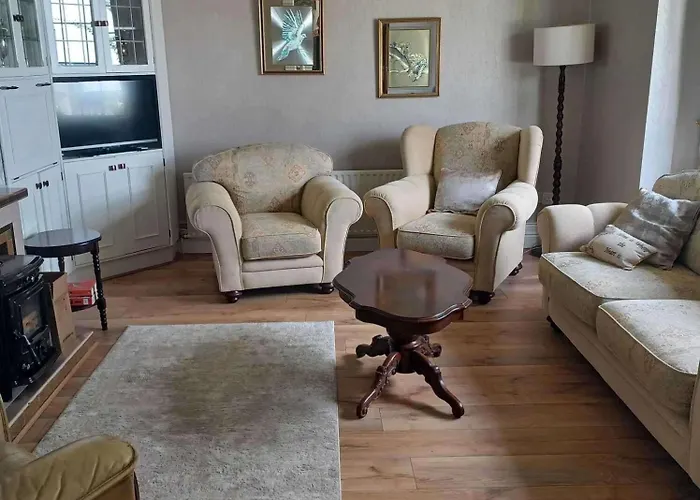 Home-sleeps 6 -private Garden