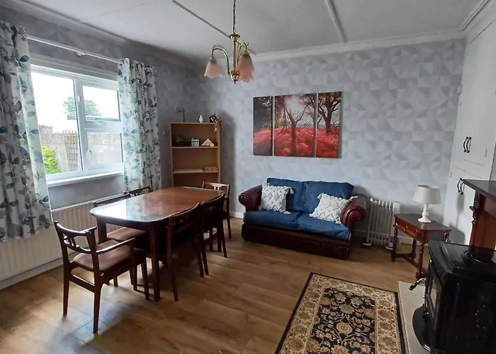 Home-sleeps 6 -private Garden Nyaraló