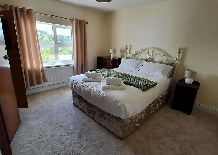 Nyaraló Home-sleeps 6 -private Garden