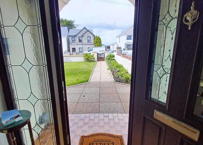 Home-sleeps 6 -private Garden