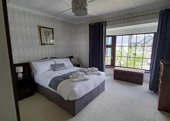 Home-sleeps 6 -private Garden *