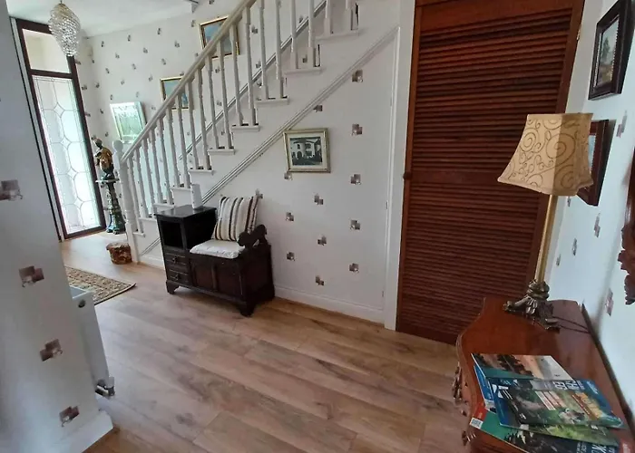 Nyaraló Home-sleeps 6 -private Garden