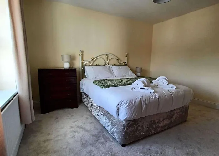 Casa vacanze Home-sleeps 6 -private Garden *